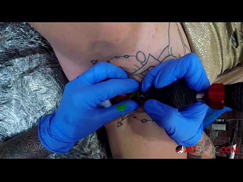 ❤️ Extremt tatuerade snyggingen Sully Savage fick en tatuering på sin klitoris ❤️❌ Sex at porn sv.freepornhdonlinegay.ru ☑
